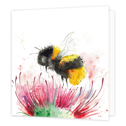 Bij - Formaat: Normaal - Vorm: Vierkant - Blanco kaart - Op deze wenskaart staat een bij die boven een rode bloem zweeft. - Snelwenskaart
