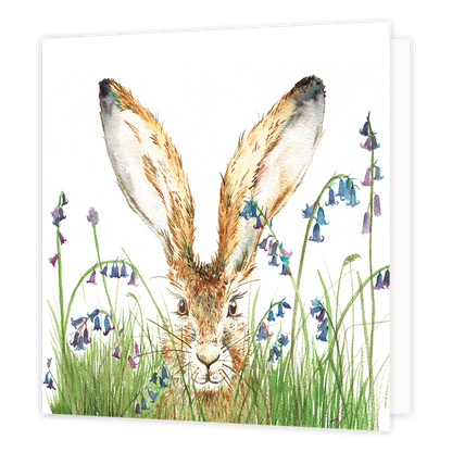 Konijn - Formaat: Standaard - Vorm: Vierkant - Blanco kaart - Op deze wenskaart staat een konijn dat door de bloemen en het gras heen kijkt. - Snelwenskaart