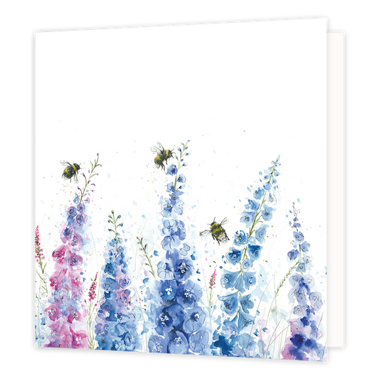 Bloemen en bijen - Formaat: Normaal - Vorm: Vierkant - Blanco kaart - Op deze wenskaart staan paars/blauw/roze bloemen met bijen die rondvliegen. - Snelwenskaart