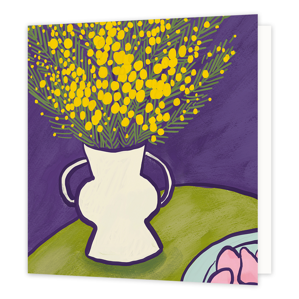 Vaas - Formaat: Standaard - Vorm: Vierkant - Blanco kaart - Op deze wenskaart staat een witte vaas met gele bloemen, op een tafel. - Snelwenskaart