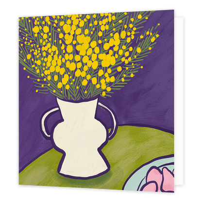 Vaas - Formaat: Standaard - Vorm: Vierkant - Blanco kaart - Op deze wenskaart staat een witte vaas met gele bloemen, op een tafel. - Snelwenskaart