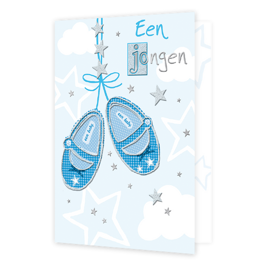 Een jongen - Formaat: Normaal - Vorm: Staand - Geboortekaart - Op deze wenskaart zijn blauwe babyschoentjes te zien op een lichtblauwe achtergrond waar witte sterren en wolken te zien zijn. Rechts bovenaan staat de tekst: "Een jongen". - Snelwenskaart
