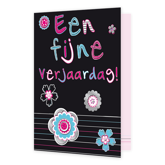 Een fijne verjaardag! - Formaat: Normaal - Vorm: Staand - Verjaardagskaart - Op deze wenskaart staan bloemen in de kleuren roze, blauw, wit en grijs,op een zwarte achtergrond. Bovenaan staat de tekst: "Een fijne verjaardag!". - Snelwenskaart