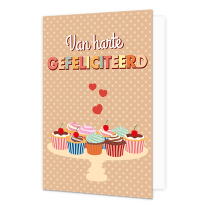 Van harte Gefeliciteerd - Formaat: Standaard - Vorm: Staand - Felicitatiekaart - Op deze wenskaart staat een schaal met cupcakes in de kleuren oranje, groen, blauw, roze, bruin en rood. Bovenaan staat de tekst: "Van harte gefeliciteerd". - Snelwenskaart