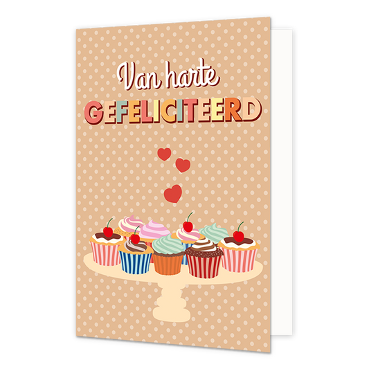 Van harte Gefeliciteerd - Formaat: Normaal - Vorm: Staand - Felicitatiekaart - Op deze wenskaart staat een schaal met cupcakes in de kleuren oranje, groen, blauw, roze, bruin en rood. Bovenaan staat de tekst: "Van harte gefeliciteerd". - Snelwenskaart