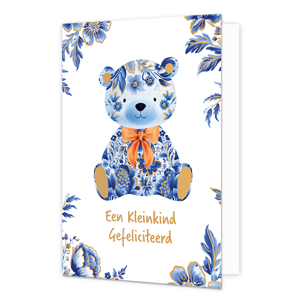 Een kleinkind gefeliciteerd - Formaat: Normaal - Vorm: Staand - Geboortekaart - Op deze wenskaart staat centraal een zittende teddybeer afgebeeld die volledig is gedecoreerd met blauw-witte bloemmotieven in Delfts blauwe stijl, gecombineerd met effen gouden binnenoren en voetzolen. De beer draagt een opvallende, oranje gestrikte sjaal om de nek. De hoeken van de kaart zijn versierd met bijpassende blauwe bloemen en bladeren met gouden randen tegen een witte achtergrond. Onderaan de illustratie staat in gou