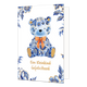 Een kleinkind gefeliciteerd - Formaat: Normaal - Vorm: Staand - Geboortekaart - Op deze wenskaart staat centraal een zittende teddybeer afgebeeld die volledig is gedecoreerd met blauw-witte bloemmotieven in Delfts blauwe stijl, gecombineerd met effen gouden binnenoren en voetzolen. De beer draagt een opvallende, oranje gestrikte sjaal om de nek. De hoeken van de kaart zijn versierd met bijpassende blauwe bloemen en bladeren met gouden randen tegen een witte achtergrond. Onderaan de illustratie staat in gou