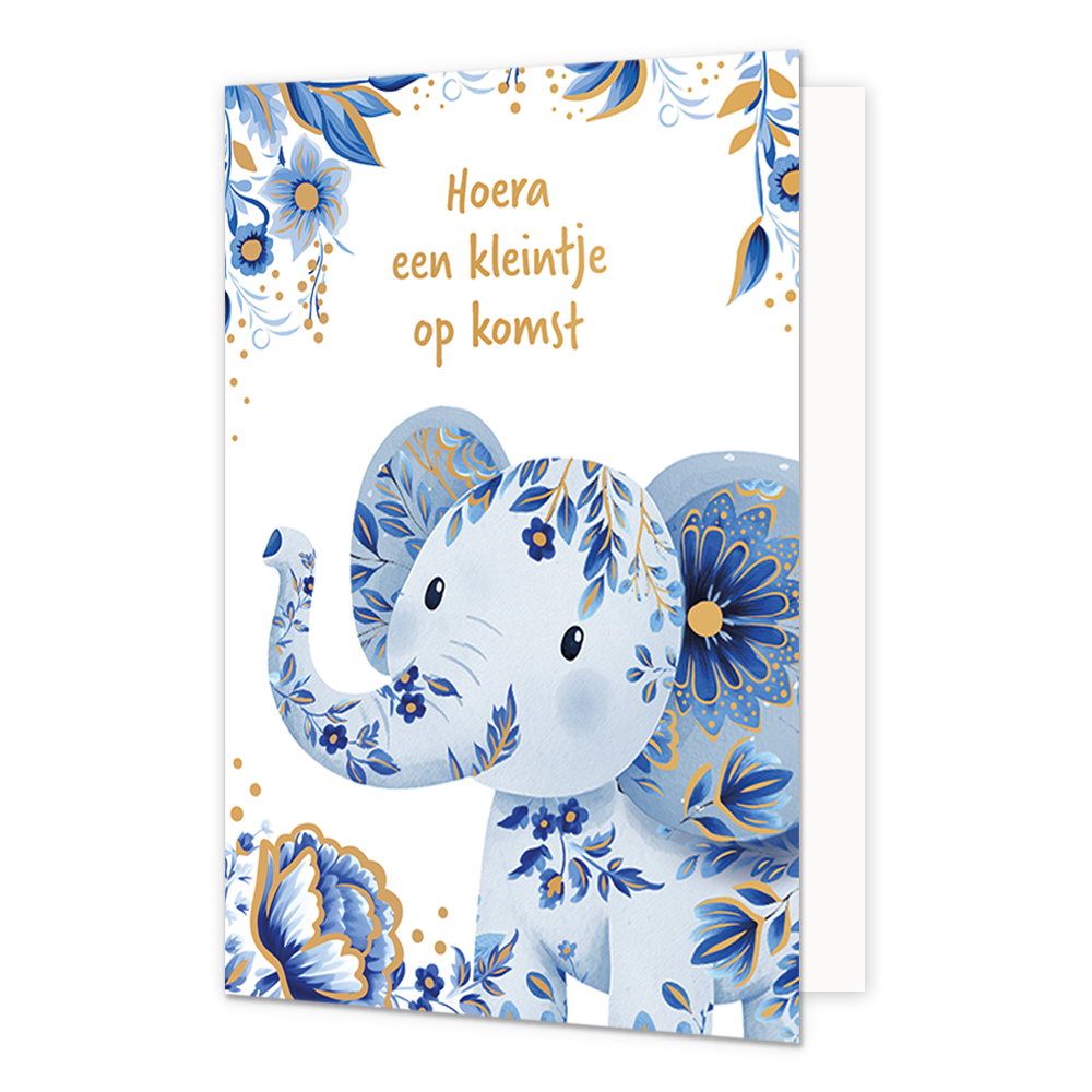 Hoera een kleintje op komst - Formaat: Normaal - Vorm: Staand - Zwanger kaart - Op deze wenskaart staat onderaan een jonge olifant afgebeeld die is versierd met blauw-witte bloemmotieven in Delfts blauwe stijl en goudkleurige details. De hoeken van de kaart zijn gedecoreerd met bijpassende blauwe bloemen, bladeren met gouden randen en kleine goudkleurige stippen tegen een witte achtergrond. Bovenaan de illustratie staat in goudkleurige, handgeschreven letters de tekst "Hoera een kleintje op komst". - Snelw