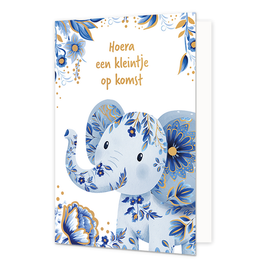 Hoera een kleintje op komst - Formaat: Normaal - Vorm: Staand - Zwanger kaart - Op deze wenskaart staat onderaan een jonge olifant afgebeeld die is versierd met blauw-witte bloemmotieven in Delfts blauwe stijl en goudkleurige details. De hoeken van de kaart zijn gedecoreerd met bijpassende blauwe bloemen, bladeren met gouden randen en kleine goudkleurige stippen tegen een witte achtergrond. Bovenaan de illustratie staat in goudkleurige, handgeschreven letters de tekst "Hoera een kleintje op komst". - Snelw
