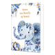 Hoera een kleintje op komst - Formaat: Normaal - Vorm: Staand - Zwanger kaart - Op deze wenskaart staat onderaan een jonge olifant afgebeeld die is versierd met blauw-witte bloemmotieven in Delfts blauwe stijl en goudkleurige details. De hoeken van de kaart zijn gedecoreerd met bijpassende blauwe bloemen, bladeren met gouden randen en kleine goudkleurige stippen tegen een witte achtergrond. Bovenaan de illustratie staat in goudkleurige, handgeschreven letters de tekst "Hoera een kleintje op komst". - Snelw