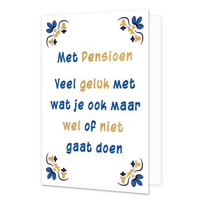 Met Pensioen - Formaat: Normaal - Vorm: Staand - Pensioenkaart - Op deze wenskaart staat centraal een handgeschreven tekst in afwisselend blauwe en gouden letters tegen een effen witte achtergrond. De volledige tekst luidt: "Met Pensioen Veel geluk met wat je ook maar wel of niet gaat doen". In alle vier de hoeken van de kaart bevindt zich een symmetrisch, traditioneel ornament in de kleuren blauw, goud en donkerblauw, geïnspireerd op Delfts blauw tegelwerk. - Snelwenskaart