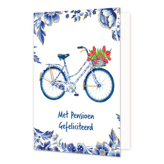 Met pensioen gefeliciteerd - Formaat: Normaal - Vorm: Staand - Pensioenkaart - Op deze wenskaart staat centraal een damesfiets afgebeeld die volledig is gedecoreerd met blauw-witte bloemmotieven in Delfts blauwe stijl en goudkleurige details. Aan het stuur hangt een goudkleurige mand gevuld met felrode tulpen en groene bladeren. De randen en hoeken van de kaart zijn rijkelijk versierd met bijpassende blauwe bloemen en bladeren met gouden accenten tegen een witte achtergrond. Onderaan de illustratie staat i