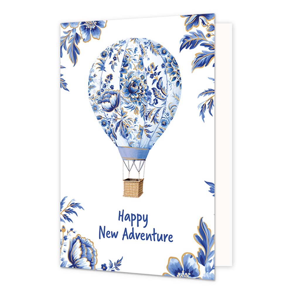 Happy New Adventure - Formaat: Normaal - Vorm: Staand - Succes kaart - Op deze wenskaart staat centraal een heteluchtballon afgebeeld waarvan de ballon volledig is gedecoreerd met een blauw-wit bloemenpatroon in de stijl van Delfts blauw met goudkleurige accenten. Aan de ballon hangt een traditionele, bruin gevlochten mand met dunne touwen. De vier hoeken van de kaart zijn versierd met bijpassende blauwe bloemen en bladeren met gouden randen tegen een witte achtergrond. Onderaan de illustratie staat in bla