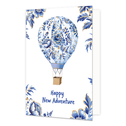 Happy New Adventure - Formaat: Normaal - Vorm: Staand - Succes kaart - Op deze wenskaart staat centraal een heteluchtballon afgebeeld waarvan de ballon volledig is gedecoreerd met een blauw-wit bloemenpatroon in de stijl van Delfts blauw met goudkleurige accenten. Aan de ballon hangt een traditionele, bruin gevlochten mand met dunne touwen. De vier hoeken van de kaart zijn versierd met bijpassende blauwe bloemen en bladeren met gouden randen tegen een witte achtergrond. Onderaan de illustratie staat in bla