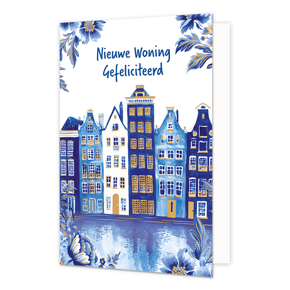 Nieuwe woning gefeliciteerd - Formaat: Normaal - Vorm: Staand - Woningkaart - Op deze wenskaart staat een rij historische grachtenpanden afgebeeld aan het water, geïllustreerd in blauwe en witte tinten in Delfts blauwe stijl met goudkleurige raamkozijnen en details. De weerspiegeling van de gevels is zichtbaar in het water op de voorgrond, en de hoeken van de kaart zijn versierd met bijpassende blauwe bloemen en bladeren met gouden randen. Bovenaan de illustratie staat tegen een witte achtergrond in blauwe