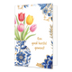 Een goed herstel gewenst - Formaat: Normaal - Vorm: Staand - Beterschapskaart - Op deze wenskaart staat aan de linkerzijde een Delfts blauwe vaas afgebeeld met blauw-witte bloemmotieven en gouden details, gevuld met een boeket van rode, gele en roze tulpen met groene bladeren. De rechterhoeken van de kaart zijn gedecoreerd met bijpassende blauwe bloemen, gouden takjes en bladeren tegen een witte achtergrond. Rechts van de vaas staat in gouden, handgeschreven letters de tekst "Een goed herstel gewenst". - S