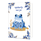 Opkikkertje voor jou - Formaat: Normaal - Vorm: Staand - Opkikker kaart - Op deze wenskaart staat centraal een kikker afgebeeld die is gedecoreerd met blauw-witte bloemmotieven in Delfts blauwe stijl en goudkleurige stippen op de poten en rug. De kikker zit op een goudkleurig vlak met daarnaast twee goudkleurige rietstengels, terwijl de hoeken van de kaart zijn versierd met bijpassende blauwe bloemen en bladeren met gouden randen tegen een witte achtergrond. Bovenaan de illustratie staat in blauwe, handges