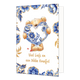 Veel liefs en een dikke knuffel - Formaat: Standaard - Vorm: Staand - Liefdeskaart - Op deze wenskaart staat centraal een pluche teddybeer afgebeeld die een groot hart vasthoudt dat volledig is versierd met blauw-witte bloemmotieven in Delfts blauwe stijl en goudkleurige stippen. De randen en hoeken van de kaart zijn rijkelijk gedecoreerd met bijpassende blauwe bloemen en bladeren met gouden accenten tegen een witte achtergrond. Onderaan de illustratie staat in goudkleurige, handgeschreven letters de tekst