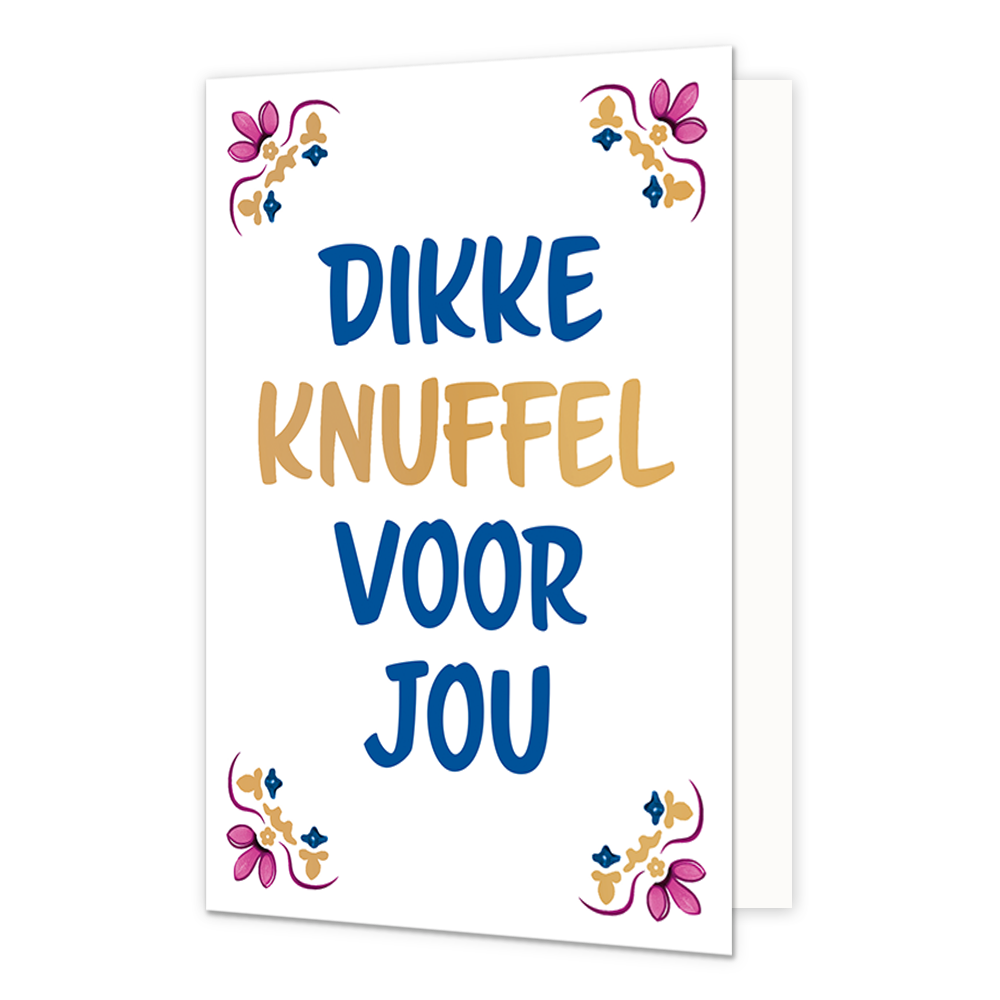 Dikke knuffel voor jou - Formaat: Normaal - Vorm: Staand - Vriendschapskaart - Op deze wenskaart staat centraal een handgeschreven tekst in grote letters tegen een effen witte achtergrond. De volledige tekst luidt onder elkaar geschreven: "Dikke knuffel voor jou", waarbij de woorden "dikke", "voor" en "jou" in het blauw zijn gedrukt en het woord "knuffel" in het goud. In alle vier de hoeken van de kaart bevindt zich een symmetrisch, traditioneel ornament geïnspireerd op een tegelvlak, uitgevoerd in de kleu