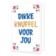 Dikke knuffel voor jou - Formaat: Normaal - Vorm: Staand - Vriendschapskaart - Op deze wenskaart staat centraal een handgeschreven tekst in grote letters tegen een effen witte achtergrond. De volledige tekst luidt onder elkaar geschreven: "Dikke knuffel voor jou", waarbij de woorden "dikke", "voor" en "jou" in het blauw zijn gedrukt en het woord "knuffel" in het goud. In alle vier de hoeken van de kaart bevindt zich een symmetrisch, traditioneel ornament geïnspireerd op een tegelvlak, uitgevoerd in de kleu