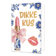 Dikke kus - Formaat: Standaard - Vorm: Staand - Liefdeskaart - Op deze wenskaart staat aan de linkerzijde een huls lippenstift afgebeeld, waarvan de houder is gedecoreerd met blauw-witte bloemmotieven in Delfts blauwe stijl en de roze lippenstift is omhuld door een grote roze strik met gouden randen. Rechtsonder bevindt zich een roze kusafdruk, terwijl de randen en hoeken van de kaart zijn versierd met bijpassende blauwe bloemen en bladeren met gouden accenten tegen een witte achtergrond. Rechtsboven staat