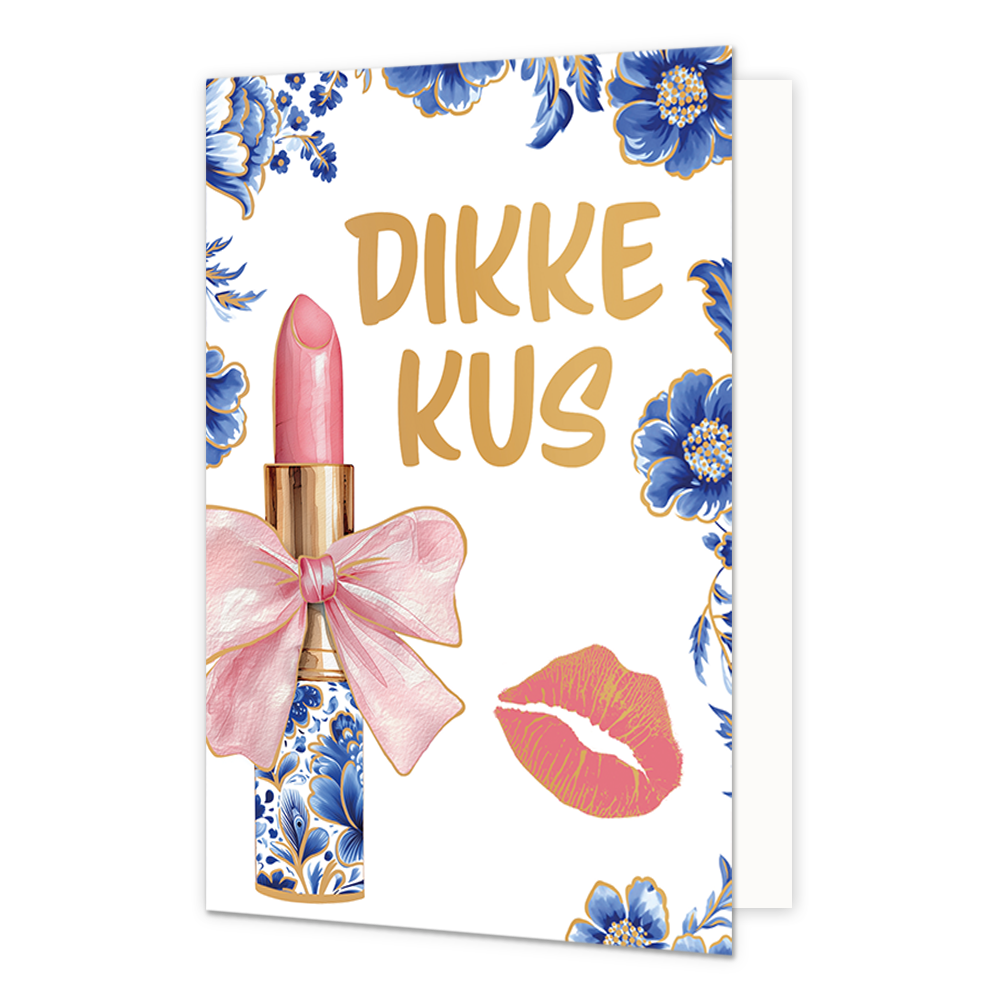 Op deze wenskaart staat aan de linkerzijde een huls lippenstift afgebeeld, waarvan de houder is gedecoreerd met blauw-witte bloemmotieven in Delfts blauwe stijl en de roze lippenstift is omhuld door een grote roze strik met gouden randen. Rechtsonder bevindt zich een roze kusafdruk, terwijl de randen en hoeken van de kaart zijn versierd met bijpassende blauwe bloemen en bladeren met gouden accenten tegen een witte achtergrond. Rechtsboven staat in gouden, handgeschreven letters de tekst "Dikke kus".