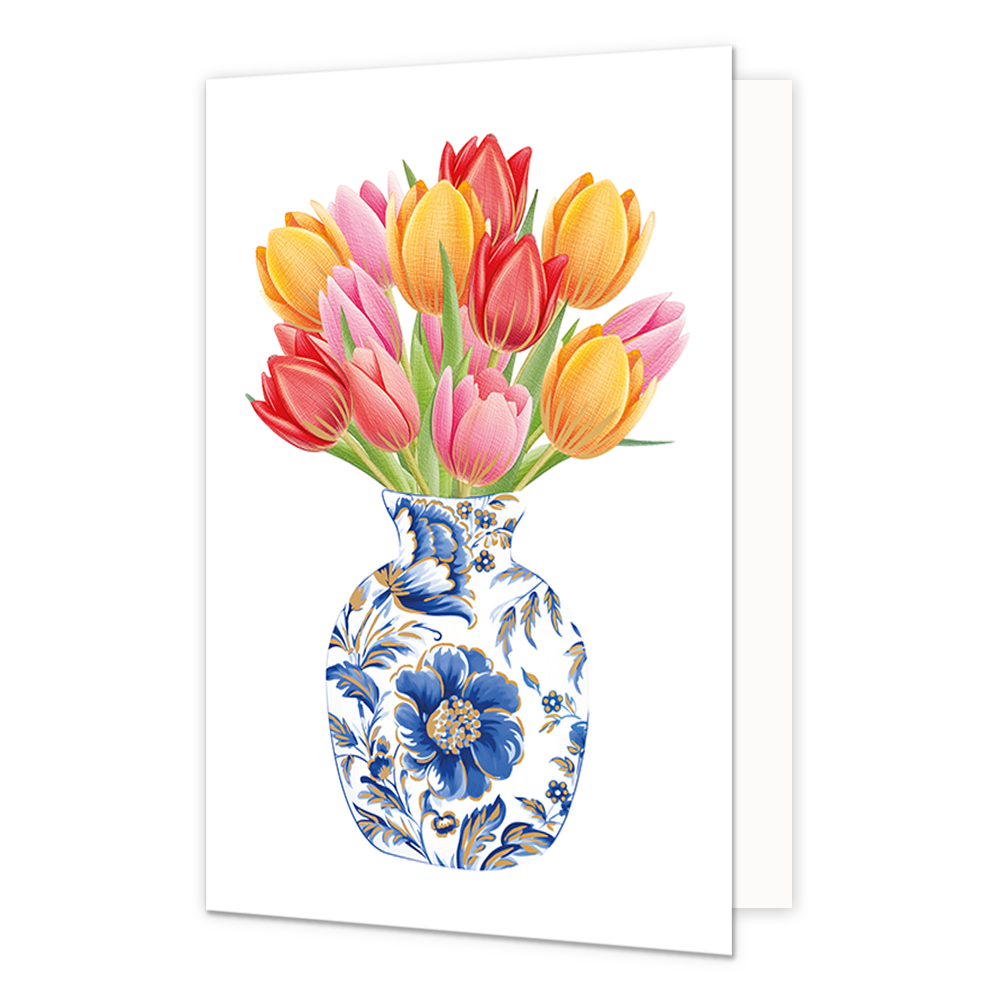Tulpen - Formaat: Normaal - Vorm: Staand - Blanco kaart - Op deze wenskaart staat centraal een bolle Delfts blauwe vaas afgebeeld die rijkelijk is gedecoreerd met blauw-witte bloemmotieven en gouden accenten. De vaas is gevuld met een groot, kleurrijk boeket van rode, gele en roze tulpen met groene bladeren. De gehele illustratie is geplaatst tegen een effen, witte achtergrond zonder verdere hoekversieringen. - Snelwenskaart