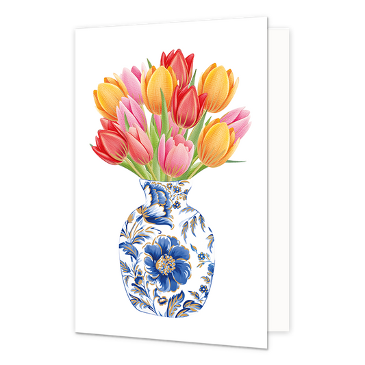 Tulpen - Formaat: Normaal - Vorm: Staand - Blanco kaart - Op deze wenskaart staat centraal een bolle Delfts blauwe vaas afgebeeld die rijkelijk is gedecoreerd met blauw-witte bloemmotieven en gouden accenten. De vaas is gevuld met een groot, kleurrijk boeket van rode, gele en roze tulpen met groene bladeren. De gehele illustratie is geplaatst tegen een effen, witte achtergrond zonder verdere hoekversieringen. - Snelwenskaart