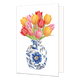 Tulpen - Formaat: Normaal - Vorm: Staand - Blanco kaart - Op deze wenskaart staat centraal een bolle Delfts blauwe vaas afgebeeld die rijkelijk is gedecoreerd met blauw-witte bloemmotieven en gouden accenten. De vaas is gevuld met een groot, kleurrijk boeket van rode, gele en roze tulpen met groene bladeren. De gehele illustratie is geplaatst tegen een effen, witte achtergrond zonder verdere hoekversieringen. - Snelwenskaart
