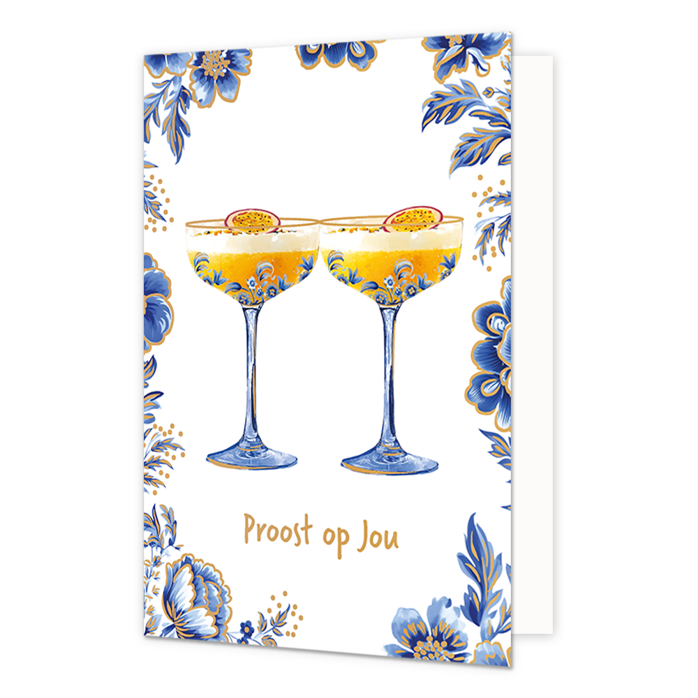 Proost op jou - Formaat: Normaal - Vorm: Staand - Proost kaart - Op deze wenskaart staan centraal twee cocktailglazen gevuld met een gele drank en een witte schuimlaag, die elk zijn gegarneerd met een halve passievrucht. De glazen zelf en de randen van de kaart zijn versierd met blauw-witte bloemmotieven in Delfts blauwe stijl en voorzien van fijne goudkleurige accenten. De gehele illustratie is geplaatst tegen een effen witte achtergrond. Onderaan de glazen staat in goudkleurige, handgeschreven letters de