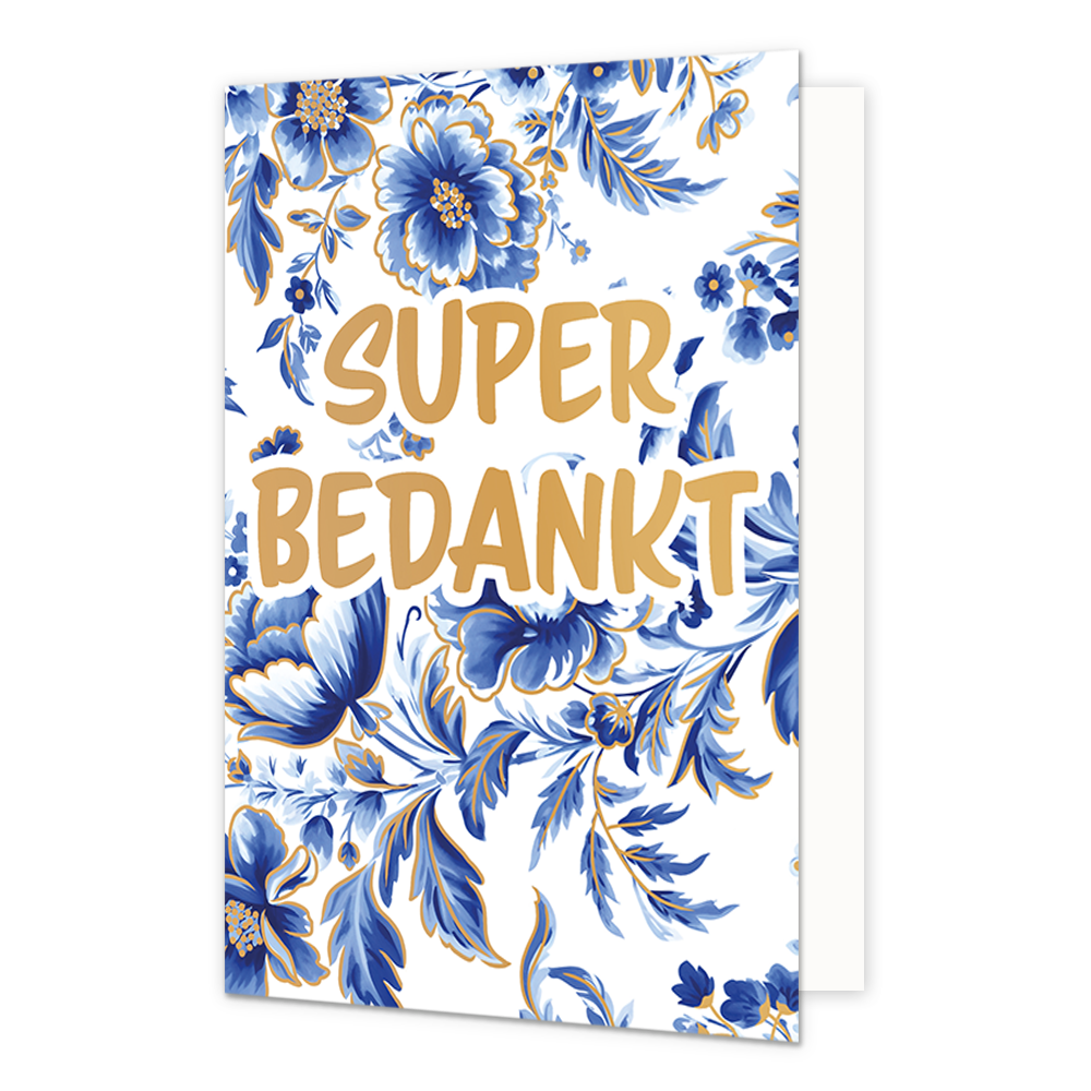 Super bedankt - Formaat: Normaal - Vorm: Staand - Bedankkaart - Op deze wenskaart staat centraal in grote, goudkleurige letters de tekst "Super bedankt" met een fijne witte omlijning afgebeeld. De achtergrond en de randen van de kaart zijn volledig bedekt met een doorlopend patroon van blauw-witte bloemen en bladeren in Delfts blauwe stijl, voorzien van goudkleurige accenten. De illustratie is opgebouwd uit verschillende tinten blauw en fijne lijndetails op een witte ondergrond. Er zijn verder geen lege ho