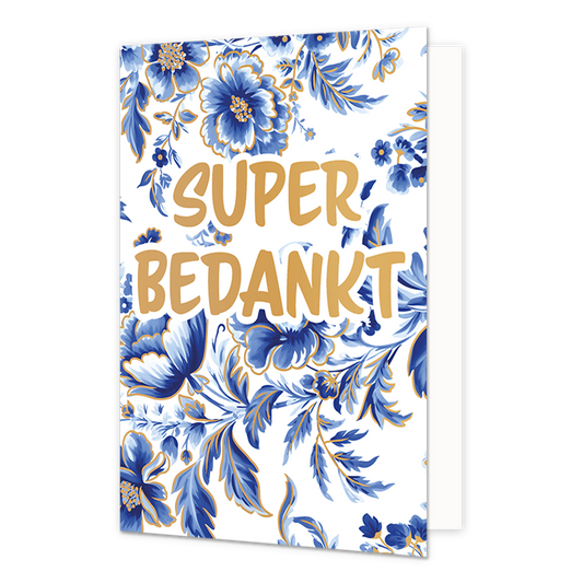 Super bedankt - Formaat: Normaal - Vorm: Staand - Bedankkaart - Op deze wenskaart staat centraal in grote, goudkleurige letters de tekst "Super bedankt" met een fijne witte omlijning afgebeeld. De achtergrond en de randen van de kaart zijn volledig bedekt met een doorlopend patroon van blauw-witte bloemen en bladeren in Delfts blauwe stijl, voorzien van goudkleurige accenten. De illustratie is opgebouwd uit verschillende tinten blauw en fijne lijndetails op een witte ondergrond. Er zijn verder geen lege ho