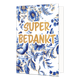 Super bedankt - Formaat: Normaal - Vorm: Staand - Bedankkaart - Op deze wenskaart staat centraal in grote, goudkleurige letters de tekst "Super bedankt" met een fijne witte omlijning afgebeeld. De achtergrond en de randen van de kaart zijn volledig bedekt met een doorlopend patroon van blauw-witte bloemen en bladeren in Delfts blauwe stijl, voorzien van goudkleurige accenten. De illustratie is opgebouwd uit verschillende tinten blauw en fijne lijndetails op een witte ondergrond. Er zijn verder geen lege ho