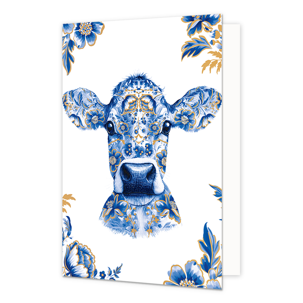 Koe - Formaat: Normaal - Vorm: Staand - Blanco kaart - Op deze wenskaart staat centraal de kop van een koe afgebeeld die volledig is gedecoreerd met blauw-witte bloemmotieven in Delfts blauwe stijl en fijne goudkleurige details. De randen en hoeken van de kaart zijn op een witte achtergrond symmetrisch versierd met bijpassende grote blauwe bloemen en bladeren met gouden accenten. De illustratie is gedetailleerd opgebouwd uit verschillende blauwtinten die contrasteren met de witte ondergrond. - Snelwenskaar