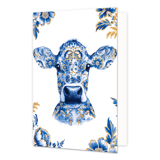 Koe - Formaat: Normaal - Vorm: Staand - Blanco kaart - Op deze wenskaart staat centraal de kop van een koe afgebeeld die volledig is gedecoreerd met blauw-witte bloemmotieven in Delfts blauwe stijl en fijne goudkleurige details. De randen en hoeken van de kaart zijn op een witte achtergrond symmetrisch versierd met bijpassende grote blauwe bloemen en bladeren met gouden accenten. De illustratie is gedetailleerd opgebouwd uit verschillende blauwtinten die contrasteren met de witte ondergrond. - Snelwenskaar