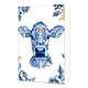 Koe - Formaat: Normaal - Vorm: Staand - Blanco kaart - Op deze wenskaart staat centraal de kop van een koe afgebeeld die volledig is gedecoreerd met blauw-witte bloemmotieven in Delfts blauwe stijl en fijne goudkleurige details. De randen en hoeken van de kaart zijn op een witte achtergrond symmetrisch versierd met bijpassende grote blauwe bloemen en bladeren met gouden accenten. De illustratie is gedetailleerd opgebouwd uit verschillende blauwtinten die contrasteren met de witte ondergrond. - Snelwenskaar