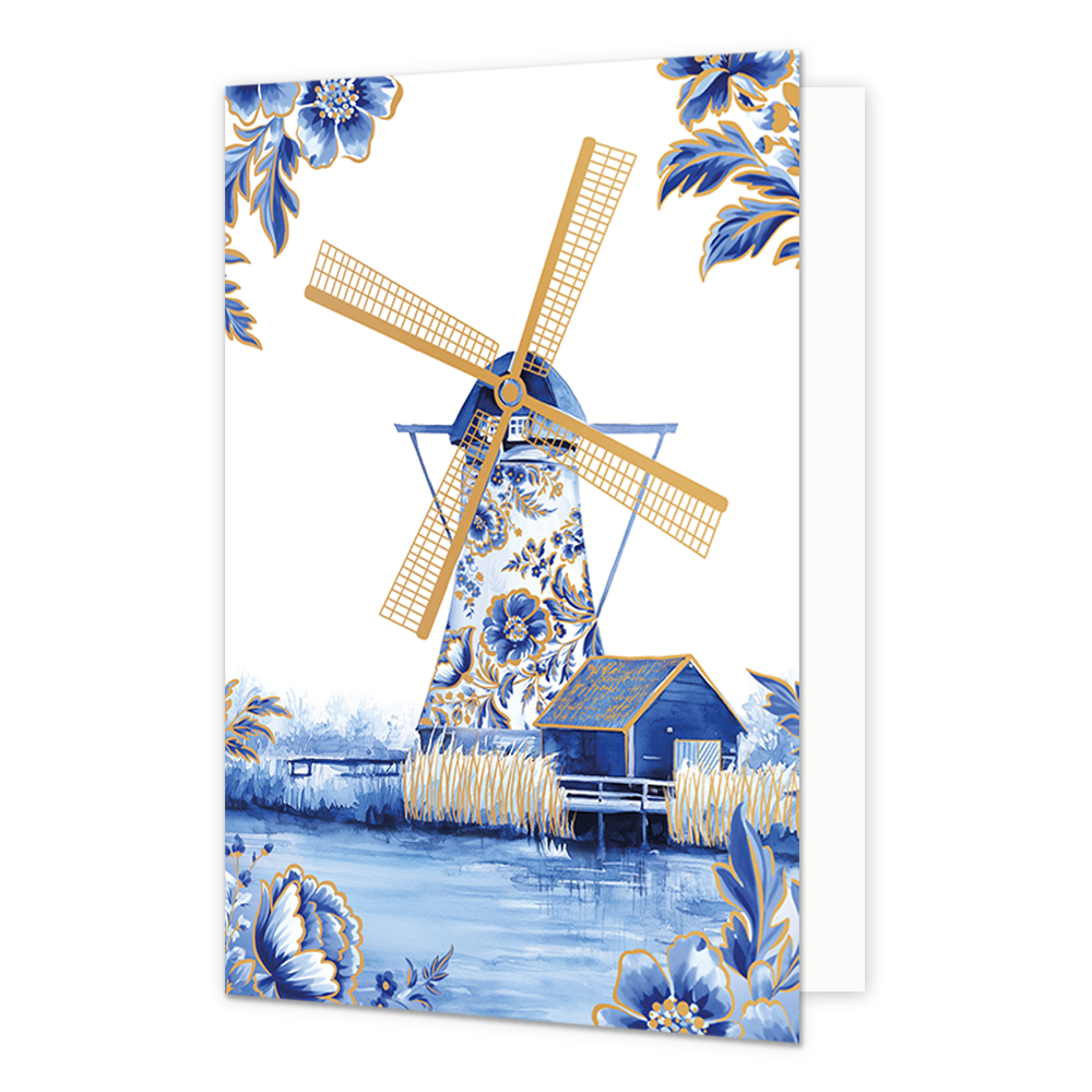 Molen - Formaat: Normaal - Vorm: Staand - Blanco kaart - Op deze wenskaart staat centraal een traditionele windmolen afgebeeld, waarvan de romp volledig is versierd met blauw-witte bloemmotieven in Delfts blauwe stijl en goudkleurige wieken heeft. Naast de molen staat een klein blauw schuurtje met een goudkleurig dak aan de waterkant, omringd door goudkleurige rietstengels en een weerspiegeling in het water op de voorgrond. De hoeken van de kaart zijn op een witte achtergrond gedecoreerd met bijpassende gr