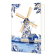 Molen - Formaat: Normaal - Vorm: Staand - Blanco kaart - Op deze wenskaart staat centraal een traditionele windmolen afgebeeld, waarvan de romp volledig is versierd met blauw-witte bloemmotieven in Delfts blauwe stijl en goudkleurige wieken heeft. Naast de molen staat een klein blauw schuurtje met een goudkleurig dak aan de waterkant, omringd door goudkleurige rietstengels en een weerspiegeling in het water op de voorgrond. De hoeken van de kaart zijn op een witte achtergrond gedecoreerd met bijpassende gr