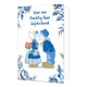 Voor een prachtig paar gefeliciteerd - Formaat: Normaal - Vorm: Staand - Huwelijkskaart - Op deze wenskaart staat centraal een kussend paar afgebeeld in traditionele kleding, geïllustreerd in blauw-witte Delfts blauwe stijl met goudkleurige accenten. Het meisje draagt een klederdrachtkapje en houdt een boeket rode tulpen vast, terwijl de jongen een pet draagt; beiden hebben goudkleurige klompen aan hun voeten. De hoeken van de kaart zijn op een witte achtergrond rijkelijk versierd met bijpassende grote bla