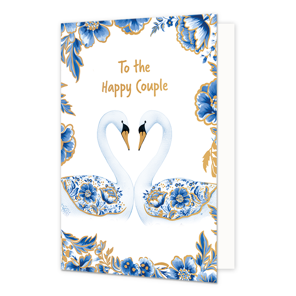 To the happy couple - Formaat: Normaal - Vorm: Staand - Huwelijkskaart - Op deze wenskaart staan centraal twee zwanen tegenover elkaar afgebeeld die met hun halzen een hartvorm vormen, waarbij hun vleugels gedecoreerd zijn met blauw-witte bloemmotieven in Delfts blauwe stijl en goudkleurige stippen. De snavels van de zwanen zijn goudkleurig met zwart, en de randen en hoeken van de kaart zijn rijkelijk versierd met bijpassende blauwe bloemen en bladeren met gouden accenten tegen een witte achtergrond. Boven
