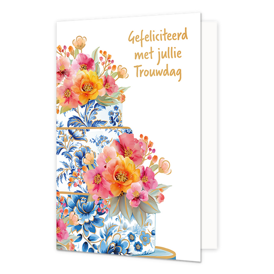 Gefeliciteerd met jullie trouwdag - Formaat: Normaal - Vorm: Staand - Huwelijkskaart - Op deze wenskaart staat aan de linkerzijde een gestapelde taart afgebeeld die is gedecoreerd met blauw-witte bloemmotieven in Delfts blauwe stijl en goudkleurige tussenranden. De taartlagen zijn rijkelijk versierd met kleurrijke boeketten van roze, oranje en gele bloemen met groene bladeren. De rechterzijde van de kaart heeft een effen witte achtergrond zonder hoekversieringen. Rechtsboven staat in goudkleurige, handgesc