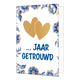 ... Jaar getrouwd - Formaat: Standaard - Vorm: Staand - Jubileumkaart - Op deze wenskaart staan centraal twee goudkleurige harten afgebeeld die elkaar deels overlappen tegen een effen witte achtergrond. De randen en hoeken van de kaart zijn rijkelijk versierd met blauw-witte bloemen en bladeren in Delfts blauwe stijl, voorzien van fijne goudkleurige accenten. Onder de harten staat in grote, blauwe letters de tekst "... Jaar Getrouwd" geschreven. - Snelwenskaart