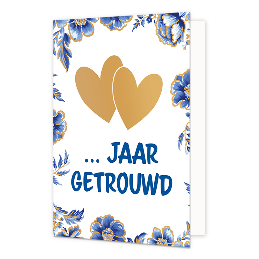 Op deze wenskaart staan centraal twee goudkleurige harten afgebeeld die elkaar deels overlappen tegen een effen witte achtergrond. De randen en hoeken van de kaart zijn rijkelijk versierd met blauw-witte bloemen en bladeren in Delfts blauwe stijl, voorzien van fijne goudkleurige accenten. Onder de harten staat in grote, blauwe letters de tekst "... Jaar Getrouwd" geschreven.