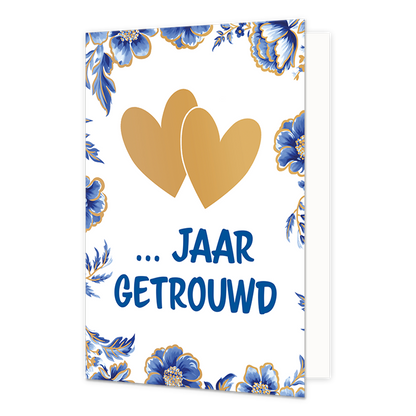 Op deze wenskaart staan centraal twee goudkleurige harten afgebeeld die elkaar deels overlappen tegen een effen witte achtergrond. De randen en hoeken van de kaart zijn rijkelijk versierd met blauw-witte bloemen en bladeren in Delfts blauwe stijl, voorzien van fijne goudkleurige accenten. Onder de harten staat in grote, blauwe letters de tekst "... Jaar Getrouwd" geschreven.