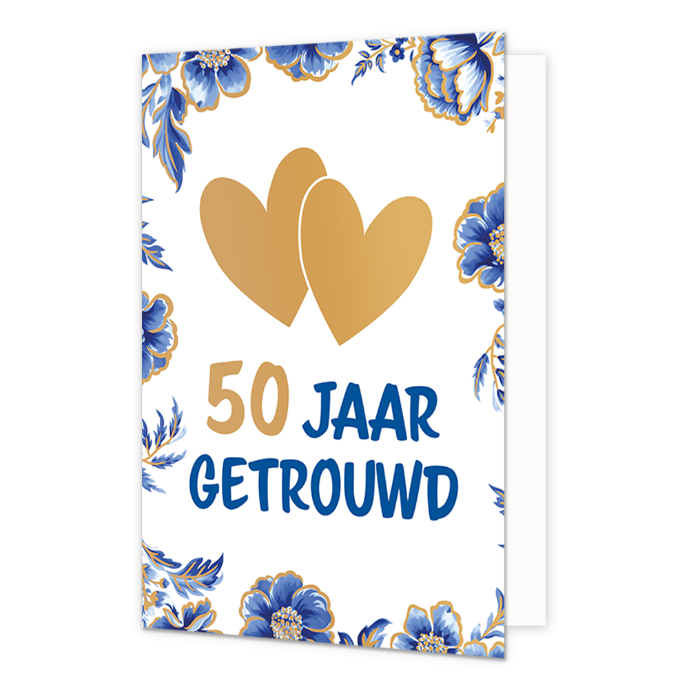 Op deze wenskaart staan centraal twee goudkleurige harten afgebeeld die elkaar deels overlappen tegen een effen witte achtergrond. De randen en hoeken van de kaart zijn rijkelijk versierd met blauw-witte bloemen en bladeren in Delfts blauwe stijl, voorzien van goudkleurige accenten. Onder de harten staat de tekst "50 Jaar Getrouwd" geschreven, waarbij het getal "50" in goudkleurige letters is gedrukt en de woorden "Jaar Getrouwd" in grote, blauwe letters.
