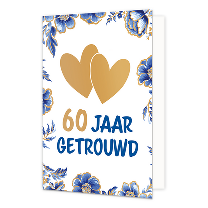 Op deze wenskaart staan centraal twee goudkleurige harten afgebeeld die elkaar deels overlappen tegen een effen witte achtergrond. De randen en hoeken van de kaart zijn rijkelijk versierd met blauw-witte bloemen en bladeren in Delfts blauwe stijl, voorzien van goudkleurige accenten. Onder de harten staat de tekst "60 Jaar Getrouwd" geschreven, waarbij het getal "60" in goudkleurige letters is gedrukt en de woorden "Jaar Getrouwd" in grote, blauwe letters.