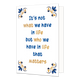 It's not what we have in life - Formaat: Normaal - Vorm: Staand - Denken aan kaart - Op deze wenskaart staat centraal een handgeschreven tekst in blauwe en goudkleurige letters tegen een effen witte achtergrond geschreven. De volledige tekst luidt onder elkaar: "It's not what we have in life but who we have in life that matters". In alle vier de hoeken van de kaart bevindt zich een symmetrisch, traditioneel ornament geïnspireerd op een tegelvlak, uitgevoerd in blauwe en goudkleurige tinten. - Snelwenskaart