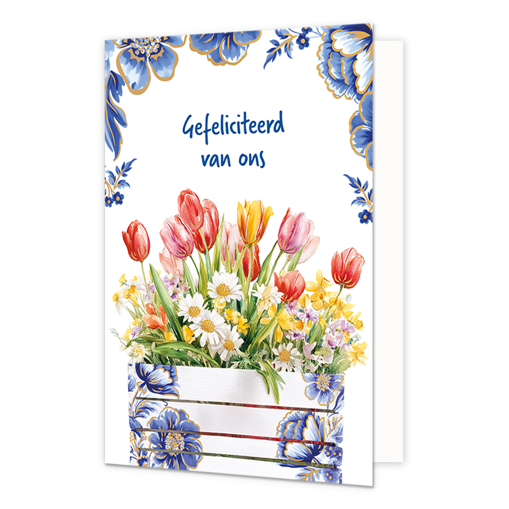 Gefeliciteerd van ons - Formaat: Normaal - Vorm: Staand - Felicitatiekaart - Op deze wenskaart staat aan de onderzijde een houten plantenbak of krat afgebeeld die gedecoreerd is met blauw-witte bloemmotieven in Delfts blauwe stijl en fijne goudkleurige lijntjes. De bak is gevuld met een gevarieerd voorjaarsboeket van rode, roze en gele tulpen, witte madeliefjes en andere kleine gele en paarse bloemetjes met groene bladeren. De randen en hoeken aan de bovenzijde van de kaart zijn op een witte achtergrond ve