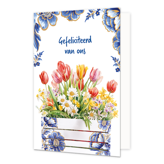 Gefeliciteerd van ons - Formaat: Normaal - Vorm: Staand - Felicitatiekaart - Op deze wenskaart staat aan de onderzijde een houten plantenbak of krat afgebeeld die gedecoreerd is met blauw-witte bloemmotieven in Delfts blauwe stijl en fijne goudkleurige lijntjes. De bak is gevuld met een gevarieerd voorjaarsboeket van rode, roze en gele tulpen, witte madeliefjes en andere kleine gele en paarse bloemetjes met groene bladeren. De randen en hoeken aan de bovenzijde van de kaart zijn op een witte achtergrond ve
