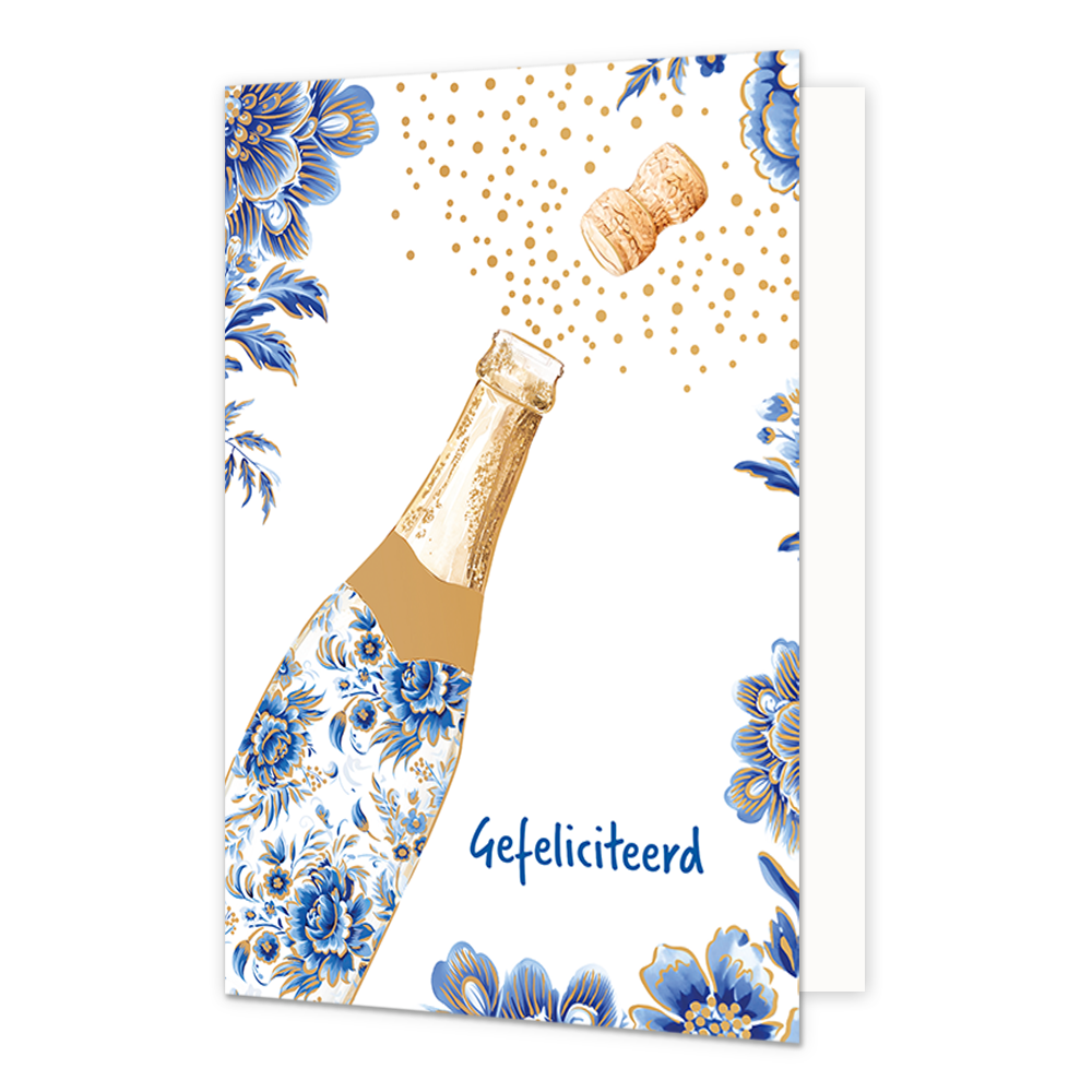 Gefeliciteerd - Formaat: Normaal - Vorm: Staand - Felicitatiekaart - Op deze wenskaart staat aan de linkerzijde een openspringende champagnefles afgebeeld, waarvan de fles is gedecoreerd met blauw-witte bloemmotieven in Delfts blauwe stijl en de kurk met goudkleurige bubbels naar rechtsboven wegvliegt. De randen en hoeken van de kaart zijn op een witte achtergrond rijkelijk versierd met bijpassende grote blauwe bloemen en bladeren met gouden accenten. Rechtsonder de fles staat in blauwe letters de tekst "G
